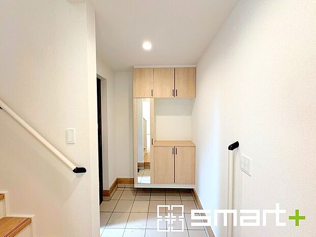 〜余裕の広さの玄関〜 ・玄関スペースを大きく取る事でご帰宅された際の開放感が違います。 ・お客様を出迎える顔にもなる玄関、この広さは魅力的ですね。ぜひ現地でご体感くださいませ。