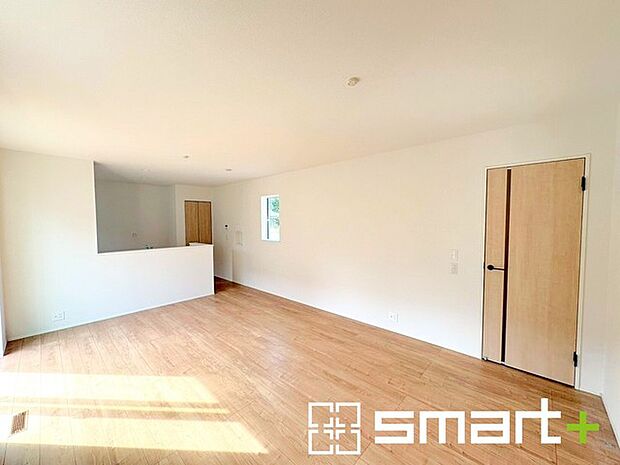 〜ナチュラルな色彩のＬＤＫ〜 ・自然な風合いの色味で纏められたＬＤＫは家具のコーディネートもしやすくなっております。 ・どんなインテリアにするか、考えるだけでも楽しくなりますね。 