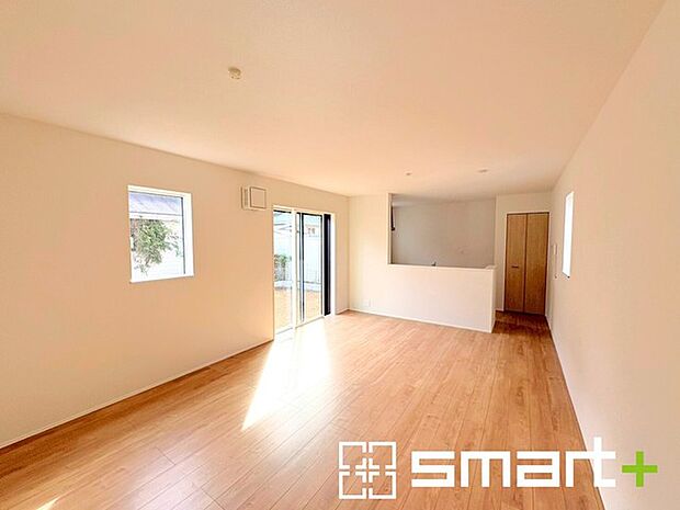 〜穏やかな陽の入るLDK〜 ・大きな窓のあるLDKは陽当りも良好で明るい空間となっております。 ・ご家族団らんなど過ごす時間の多いLDKが明るいのは嬉しいポイントですね。