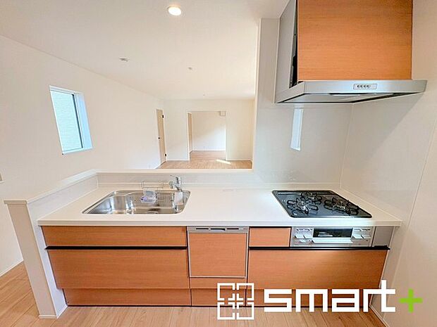 ～食器洗浄機を標準装備～ ・キッチンにはビルトインタイプの食器洗浄機を標準装備。 ・家事にかける時間を削減でき、「自分時間」を増やすことができる嬉しいアイテムです。 