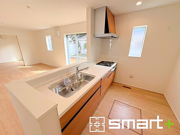 〜人気のカウンターキッチン〜 ・キッチンには余計な柱が無いので、リビングが見渡せ開放感のある造りとなっております。 ・蛇口には浄水器が内蔵されるなど機能面でも優れたキッチンです。