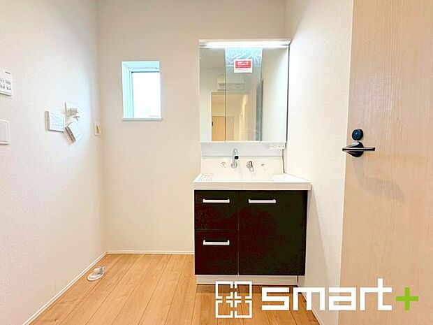 〜人気の三面鏡を採用〜 ・洗面台は三面鏡仕様なので鏡の角度を変える事で頭の後ろの方までご確認可能です。 ・鏡の裏が収納になっておりますので、洗面台周りもスッキリと片付きます。 