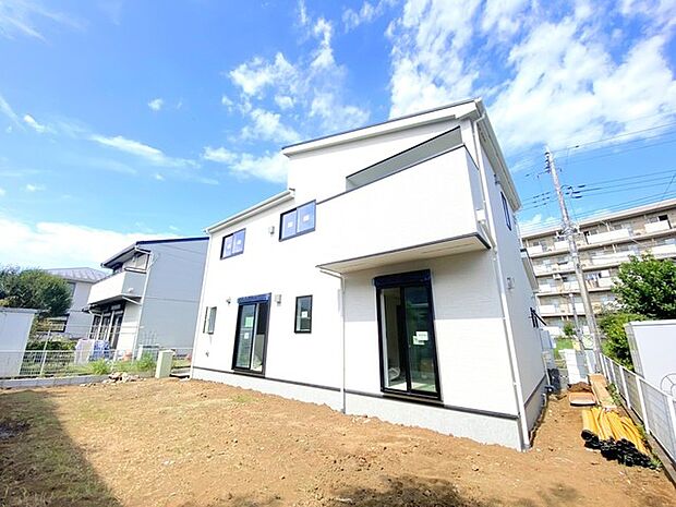 ~ベタ基礎でしっかりとした土台~ ・コンクリートの中に鉄筋を配し強度を高めた「ベタ基礎」を採用。 ・しっかりとした土台を造ったうえで、その上に建物が築造されていきます。