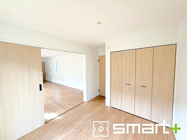 ～2面採光の明るいお部屋～ ・洋室は2面採光とする事で穏やかな陽の入る明るい空間となっております。 ・くつろぎのプライベート時間を明るい空間で穏やかにお過ごしいただけます。 