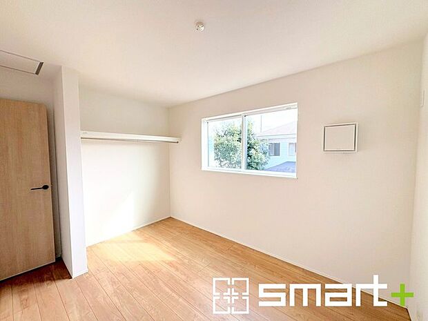 ～自然な風合いの洋室～ ・ナチュラルな色彩で纏められた洋室は家具のコーディネートもしやすくなっております。 ・どんな家具にするか考えるだけでも楽しくなってきますね。 