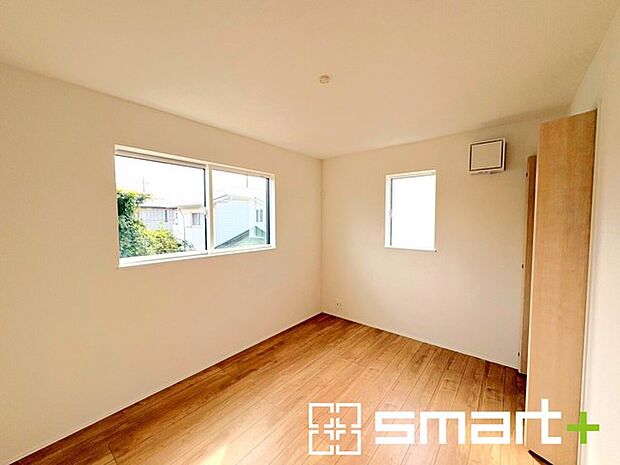 ～オプション施行もお任せください～ ・フローリングの変色など劣化を軽減し、水をこぼした場合などにも防いでくれるフロアコーテイングが人気となっております。 ・オプション施行もお任せください。 