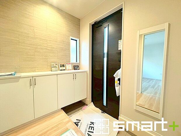 〜穏やかな陽が入る玄関〜 ・窓に加えて玄関ドアのガラス部分からも穏やかな陽が入り、明るい玄関になります。 ・備え付けのシューズボックスはたっぷりしまえて玄関がスッキリ片付きますね。 