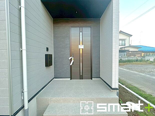 〜お住まいの顔「玄関」〜 ・玄関ドアの上にはもちろん軒がございますので、雨の日でも濡れずに鍵の開閉が可能です。 ・鍵は防犯性に優れたディンプルキーを採用。 