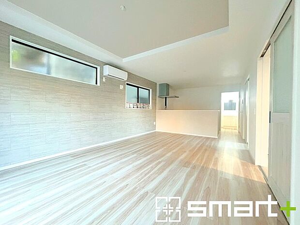 〜日当り良好のＬＤＫ〜 ・窓からたっぷりの陽光が差し込む明るいリビングで寛ぎのひと時を。 ・柔らかみのあるナチュラルカラーで、家具やカーテンの色も選びやすいです。 