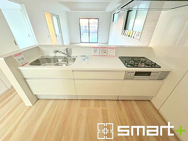 〜人気のカウンターキッチン〜 ・キッチンには余計な柱が無いので、リビングが見渡せ開放感のある造りとなっております。 ・蛇口には浄水器が内蔵されるなど機能面でも優れたキッチンです。 