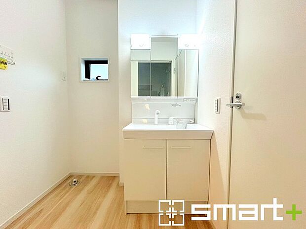 〜人気の三面鏡を採用〜 ・洗面台は三面鏡仕様なので鏡の角度を変える事で頭の後ろの方までご確認可能です。 ・鏡の裏が収納になっておりますので、洗面台周りもスッキリと片付きます。 