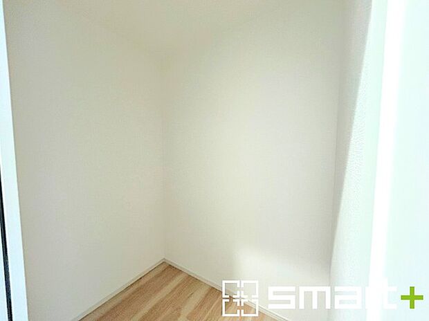 〜憧れのウォークインクローゼット〜 ・居室にウォークインを設ける事で季節ものや趣味の用具などもスッキリと収納可能です。 ・ぜひ現地でその便利さをご体感くださいませ。 