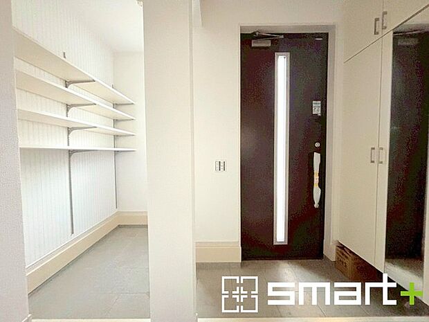 〜シューズインクロークのある玄関〜 ・玄関横にシューズインクロークをご用意。 ・追加の靴置きとしてはもちろん、スキー・ゴルフなど趣味の用具の置場としてもご利用いただけます。