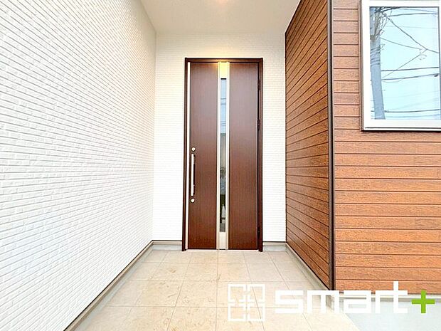 〜穏やかな陽が入る玄関〜 ・窓に加えて玄関ドアのガラス部分からも穏やかな陽が入り、明るい玄関になります。 ・備え付けのシューズボックスはたっぷりしまえて玄関がスッキリ片付きますね。