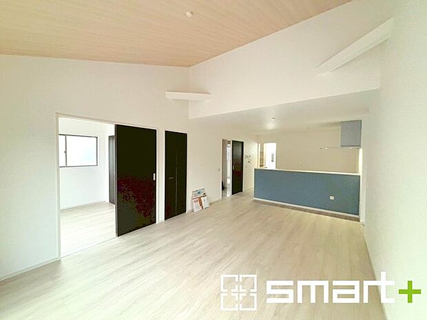 〜ゆとりある広さのＬＤＫ〜 ・和やかな光に包まれるＬＤＫは広々18.5帖。家族団欒で賑わう癒しの空間。 ・柔らかみのあるナチュラルカラーで、家具やカーテンの色も選びやすいです。