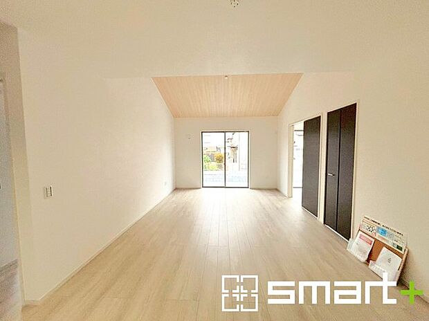 〜穏やかな陽の入るＬＤＫ〜 ・大きな窓のあるＬＤＫは陽当りも良好で明るい空間となっております。 ・ご家族団らんなど過ごす時間の多いＬＤＫが明るいのは嬉しいポイントですね。