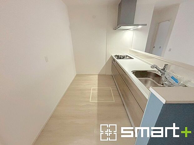 〜使い勝手の良いシステムキッチン〜 ・料理がしやすい設計のキッチンでお料理もはかどりますね。 ・もちろんキッチン下部は収納になっておりますので、フライパンなども収納可能です。