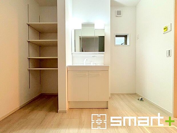 〜収納も充実の洗面所〜 ・洗面所にはリネンスペースを設ける事でタオルや洗剤などの置場にも困りません。 ・意外とリネンスペースがある物件は少ないので、ぜひ現地でその魅力をご確認ください。