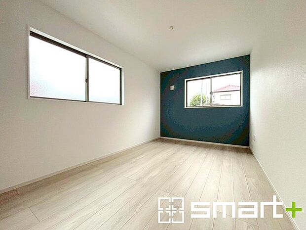 〜窓からはたっぷりの陽光〜 ・ゆとりある広さの主寝室は8.4帖。ご夫婦やご兄弟でもゆったりお過ごしいただけます。 ・オシャレなアクセントクロスでシンプルなお部屋もメリハリのある空間に。