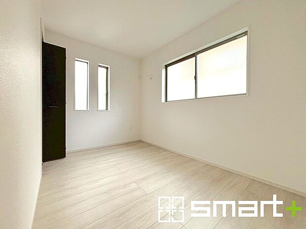 〜2面採光の明るいお部屋〜 ・洋室は2面採光とする事で穏やかな陽の入る明るい空間となっております。 ・くつろぎのプライベート時間を明るい空間で穏やかにお過ごしいただけます。