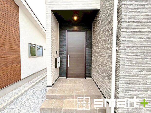 〜お住まいの顔「玄関」〜 ・玄関ドアの上にはもちろん軒がございますので、雨の日でも濡れずに鍵の開閉が可能です。 ・鍵は防犯性に優れたディンプルキーを採用。 