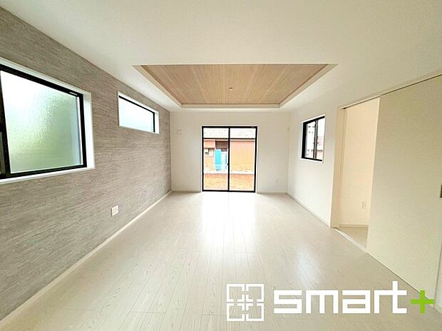 〜穏やかな陽の入るＬＤＫ〜 ・大きな窓のあるＬＤＫは陽当りも良好で明るい空間となっております。 ・ご家族団らんなど過ごす時間の多いＬＤＫが明るいのは嬉しいポイントですね。 