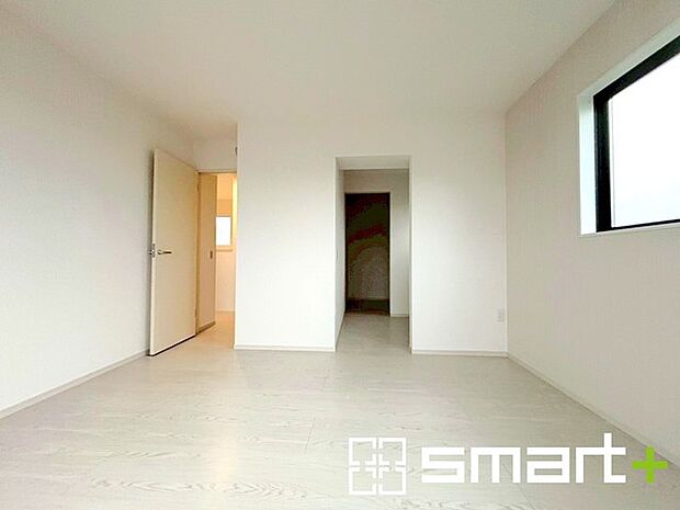 〜バルコニーに面した洋室〜 ・バルコニー側の大きな窓から穏やかな陽が差し込む明るい洋室はゆとりある広さの11.7帖。 ・ご夫婦やご兄弟でもゆったりとお過ごしいただけます。 