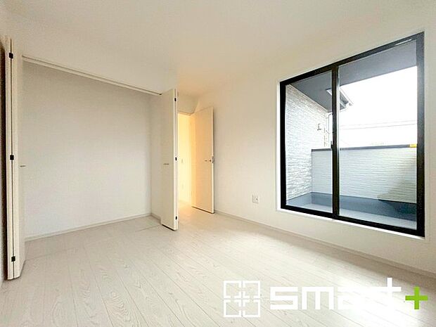 〜明るく暖かな光が差し込む洋室〜 ・大きな窓からたっぷりの光が舞い込み、お部屋全体を優しく包み込んでくれます。 ・大容量の収納スペースで整理整頓しやすく、生活空間が広がりますね。 