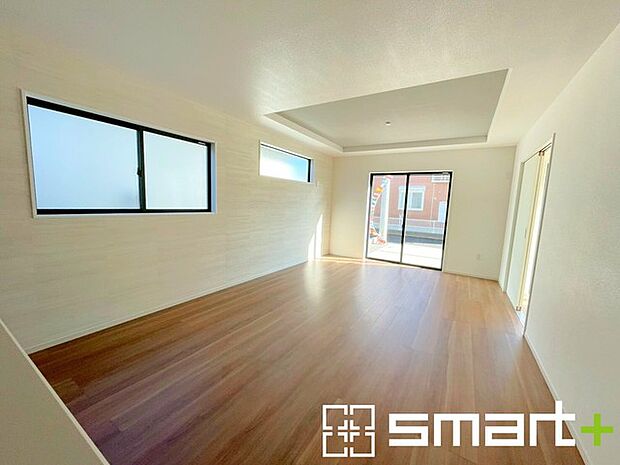 ~穏やかな陽の入るLDK~ ・大きな窓のあるLDKは陽当りも良好で明るい空間となっております。 ・ご家族団らんなど過ごす時間の多いLDKが明るいのは嬉しいポイントですね。