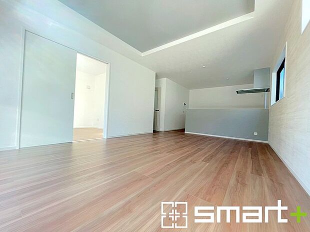 ~折り上げ天井のあるLDK~ ・一部天井を高くする折り上げ天井を配する事で縦への空間が生まれ、開放感のある広々とした仕様に。 ・ぜひ現地でその魅力をご体感くださいませ。