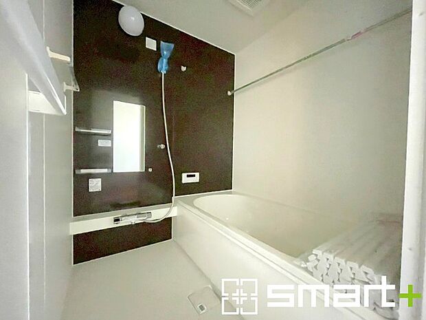 ~浴室乾燥機付きの浴室~ ・浴室には乾燥機が付いているので雨の日でも洗濯物を干すことが可能です。 ・水はけの良い床材など機能面も充実。マイクロバルなどオプションもご相談くださいませ。