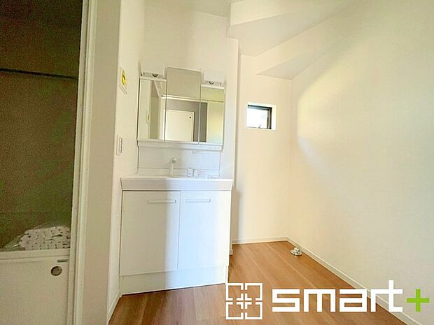 ~人気の三面鏡を採用~ ・洗面台は三面鏡仕様なので鏡の角度を変える事で頭の後ろの方までご確認可能です。 ・鏡の裏が収納になっておりますので、洗面台周りもスッキリと片付きます。