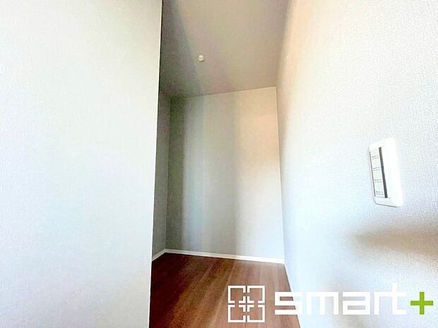 ~憧れのウォークインクローゼット~ ・居室にウォークインを設ける事で季節ものや趣味の用具などもスッキリと収納可能です。 ・ぜひ現地でその便利さをご体感くださいませ。