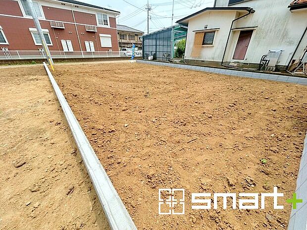 〜閑静な住宅街の立地〜 ・周辺は閑静な住宅街となっておりますので、静かな暮らしをご実現いただけます。 ・前面道路の交通量も多くないので、小さなお子様がいるご家庭でもご安心ですね。 