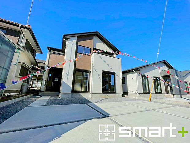 〜ゆとりあるカースペース3台〜 ・セカンドカーや来客時にも困らないカースペース3台。自転車やバイクのおける余裕の広さです。 ・カーポートなどのオプションもお気軽にご相談くださいませ。