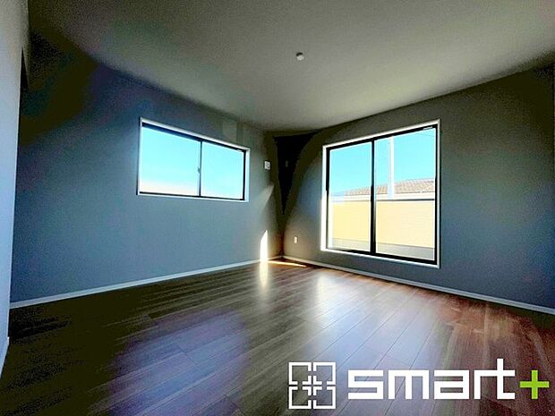 〜バルコニーに面した洋室〜 ・バルコニー側の大きな窓からたっぷりの日差しが舞い込み、お部屋全体を優しく包み込んでくれます。 ・ウォークインクローゼット付なのでお洋服も分けてスッキリ収納できます。 