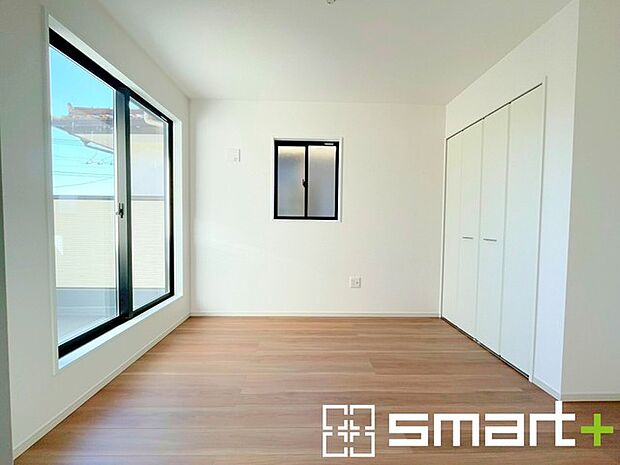 〜明るく暖かな光が差し込む洋室〜 ・大きな窓からたっぷりの光が舞い込み、お部屋全体を優しく包み込んでくれます。 ・大容量の収納スペースで整理整頓しやすく、生活空間が広がりますね。 