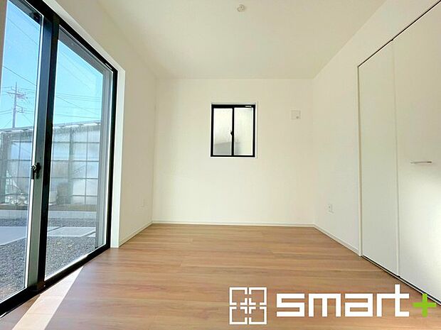 〜収納豊富な洋室〜 ・各居室に備え付けの収納をご用意。タンスなどを置く場合と比べ出っ張らないので部屋の中を有効のご活用いただけます。 ・収納の広さなどぜひ現地でご確認くださいませ。 