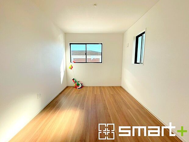 〜2面採光の明るいお部屋〜 ・洋室は2面採光とする事で穏やかな陽の入る明るい空間となっております。 ・くつろぎのプライベート時間を明るい空間で穏やかにお過ごしいただけます。 