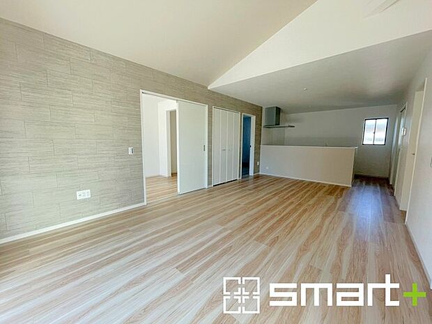 〜家族団らんにピッタリの広々リビング〜 ・穏やかな陽だまりに包まれる居心地の良いＬＤＫは、ご家族が集まる憩いのスペースに。 ・隣接の洋室を続き間として利用すれば25帖超の広々空間になります。