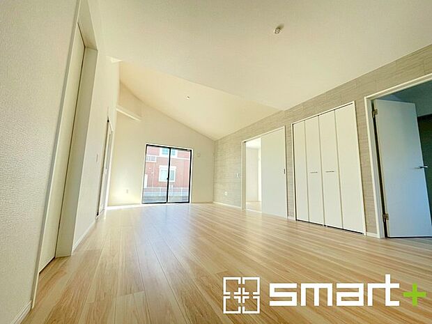 〜穏やかな陽の入るＬＤＫ〜 ・大きな窓のあるＬＤＫは陽当りも良好で明るい空間となっております。 ・ご家族団らんなど過ごす時間の多いＬＤＫが明るいのは嬉しいポイントですね。 