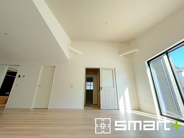 〜窓からはたっぷりの陽光〜 ・大きな窓から明るい陽光が舞い込みお部屋全体を心地のよい空間に。 ・料理と洗濯、片付けなど並行して家事を進める時に便利な回遊動線。無駄のない動きで効率もアップ。 