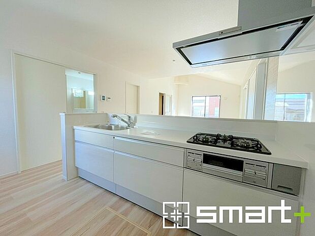 〜人気のカウンターキッチン〜 ・キッチンには余計な柱が無いので、リビングが見渡せ開放感のある造りとなっております。 ・蛇口には浄水器が内蔵されるなど機能面でも優れたキッチンです。 