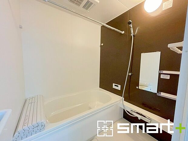 〜浴室乾燥機付きの浴室〜 ・浴室には乾燥機が付いているので雨の日でも洗濯物を干すことが可能です。 ・水はけの良い床材など機能面も充実。マイクロバルなどオプションもご相談くださいませ。 