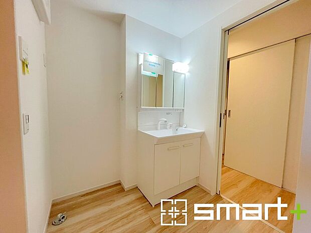 〜人気の三面鏡を採用〜 ・洗面台は三面鏡仕様なので鏡の角度を変える事で頭の後ろの方までご確認可能です。 ・鏡の裏が収納になっておりますので、洗面台周りもスッキリと片付きます。 