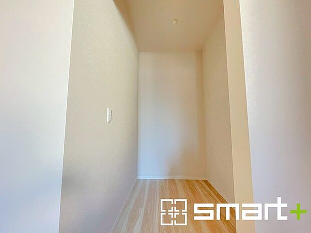 〜憧れのウォークインクローゼット〜 ・居室にウォークインを設ける事で季節ものや趣味の用具などもスッキリと収納可能です。 ・ぜひ現地でその便利さをご体感くださいませ。 