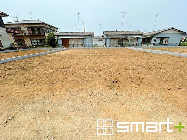 〜ベタ基礎でしっかりとした土台〜 ・コンクリートの中に鉄筋を配し強度を高めた「ベタ基礎」を採用。 ・しっかりとした土台を造ったうえで、その上に建物が築造されていきます。 