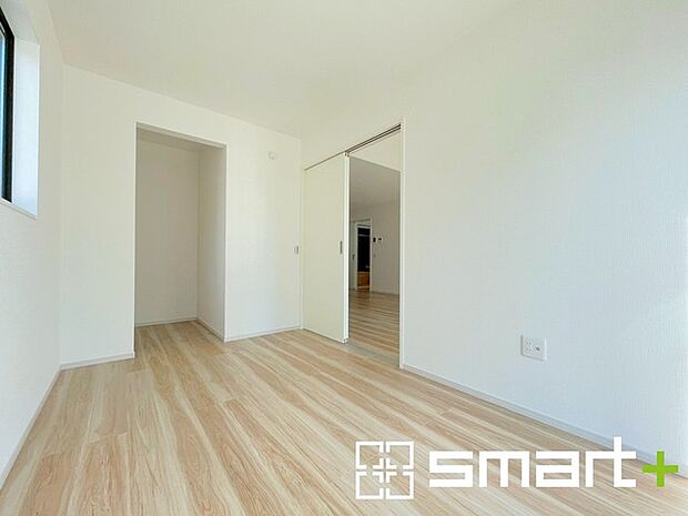 〜ＷＩＣ付きの洋室〜 ・大きな窓から穏やかな陽が差し込む明るい洋室はウォークインクローゼット付。 ・ゆとりある広さでご夫婦やご兄弟でもゆったりお過ごしいただけます。