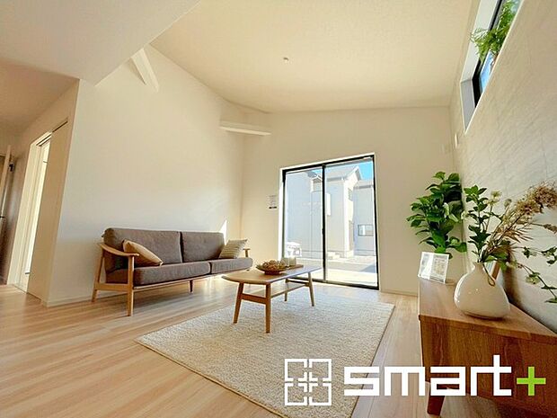 〜穏やかな陽の入るＬＤＫ〜 ・大きな窓のあるＬＤＫは陽当りも良好で明るい空間となっております。 ・ご家族団らんなど過ごす時間の多いＬＤＫが明るいのは嬉しいポイントですね。 