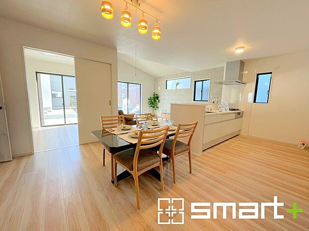 〜窓からはたっぷりの陽光〜 ・自然の光が降り注ぐ明るいLDKは家族団らんにピッタリ。 ・隣接の洋室を続き間として利用すれば23帖超の広々空間になります。